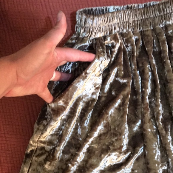 Beautiful velvet circle skirt with pockets - Picture 3 of 3